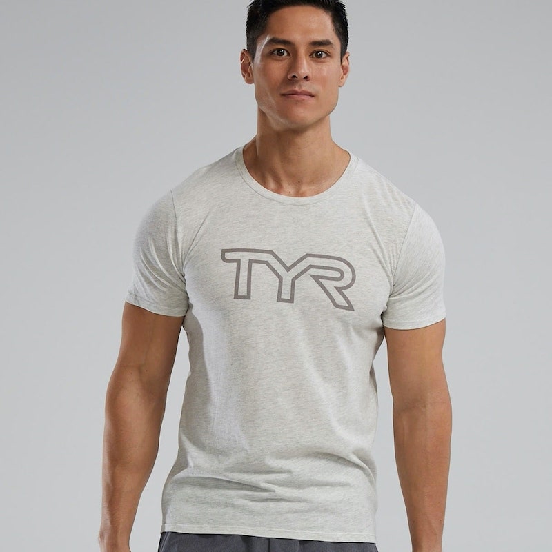 camiseta tyr hombre logo grande gris