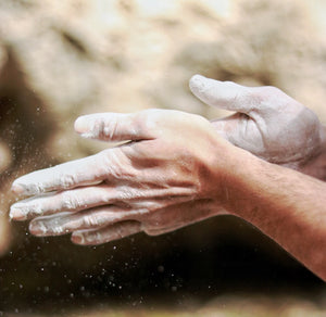 manos con magnesio en polvo
