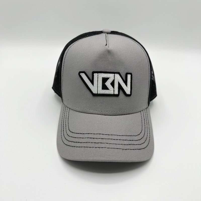 gorra trucker gris vbn bordado