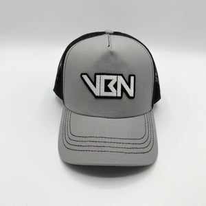 gorra trucker gris vbn bordado