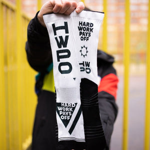 atleta sujetando calcetines blancos hwpo mat fraser